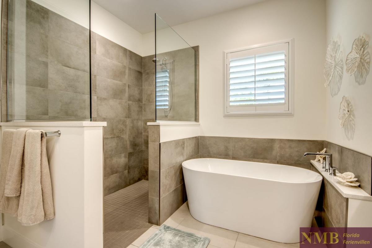 Ferienhaus-Cape-Coral-Villa-Long-Island_44-Master-Bathroom